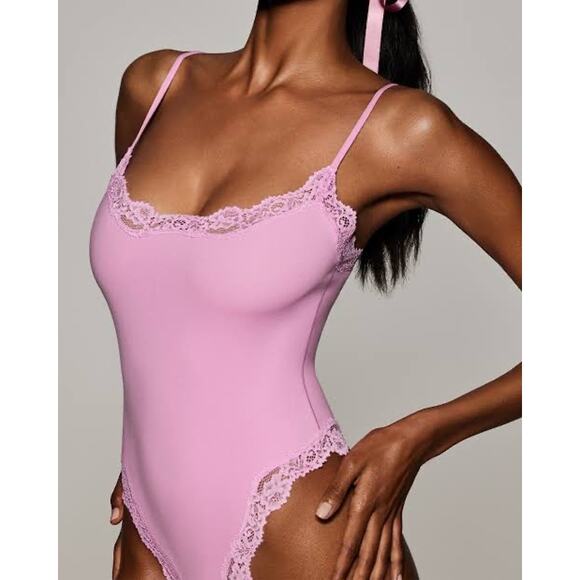 NWT SKIMS Fits Everybody Lace Cami Bodysuit in Petal Size XXS - Picture 1 of 7